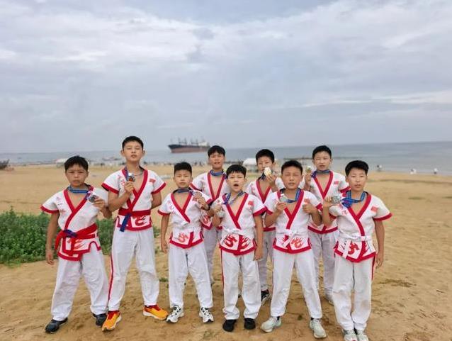 简直就是给, 她练摔跤的