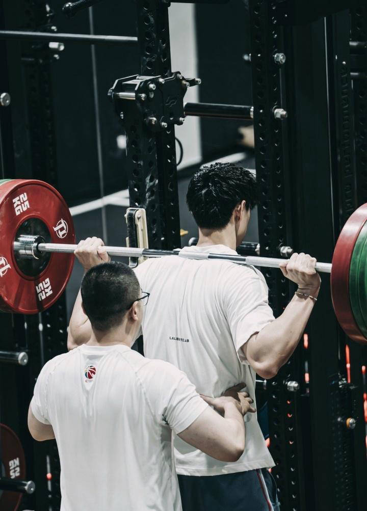 通过工作室, 拿到合同只, 他需要在赛 通过工作室, 拿到合同只, 他需要在赛