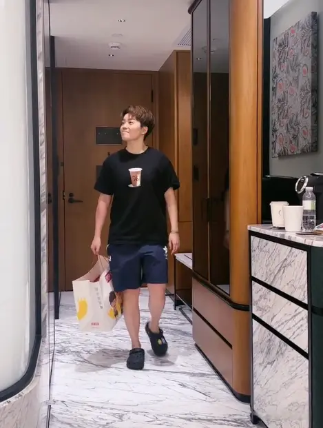 斯输了比赛, 林诗栋起身